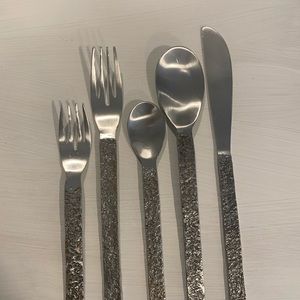 Anthropologie Flatware 6 place settings - read